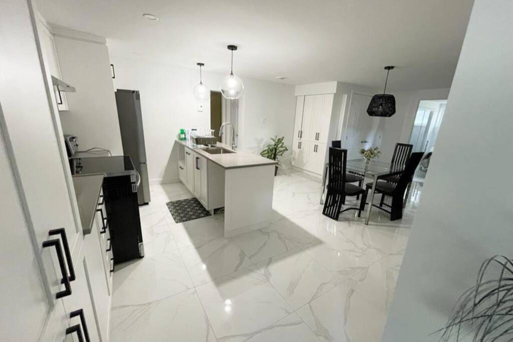 Stylish And Luxurious Apartment Basement Unit Longueuil Exterior photo